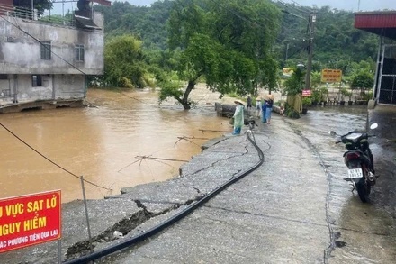 Nước sông Năng dâng cao, gây sạt lở đoạn qua xã Chợ Rã. (Ảnh: THU TRANG)