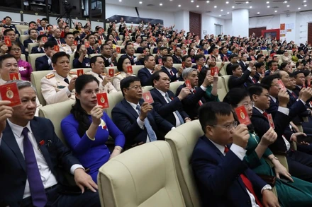 Biểu quyết thông qua Nghị quyết Đại hội đại biểu Đảng bộ tỉnh Thái Nguyên lần thứ nhất, nhiệm kỳ 2025-2030. (Ảnh: TUẤN SƠN)