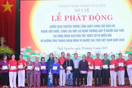 Ban tổ chức trao quà tặng người cao tuổi có hoàn cảnh khó khăn. (Ảnh: TUẤN SƠN)