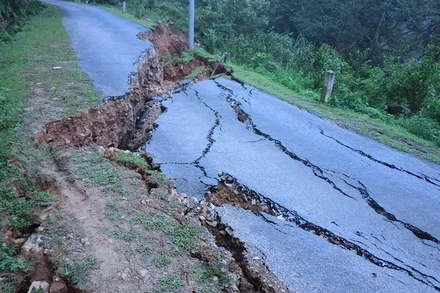 Sạt lở đất làm "đứt" một đoạn đường giao thông qua huyện Bạch Thông. (Ảnh: THU TRANG)