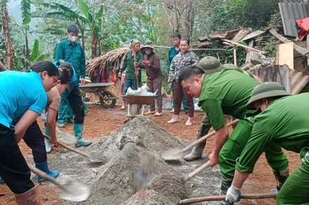 Cán bộ xã Nguyên Phúc, huyện Bạch Thông ra quân góp sức, ngày công xóa nhà tạm cho hộ nghèo. (Ảnh: HƯƠNG DỊU)