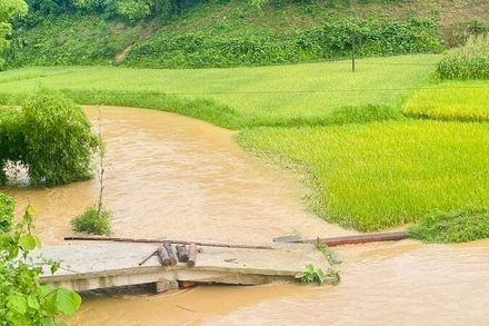 Mưa lũ gây ngập, hư hại cầu tràn tại xã Cẩm Giàng, huyện Bạch Thông. (Ảnh: THU TRANG)