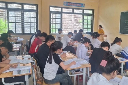 Hướng dẫn ôn tập cho kỳ thi tại Trường trung học phổ thông Quảng Khê, huyện Ba Bể. (Ảnh: THU CÚC)