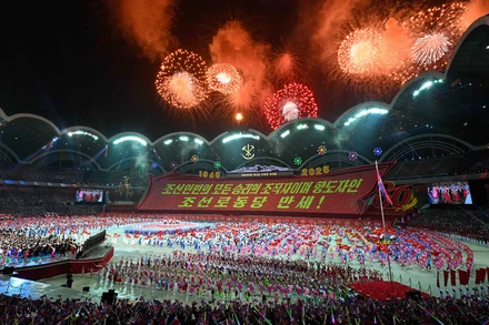 Chương trình nghệ thuật kỷ niệm 80 năm thành lập Đảng Lao động Triều Tiên tại Bình Nhưỡng, ngày 9/10/2025. (Ảnh: THX/TTXVN) 