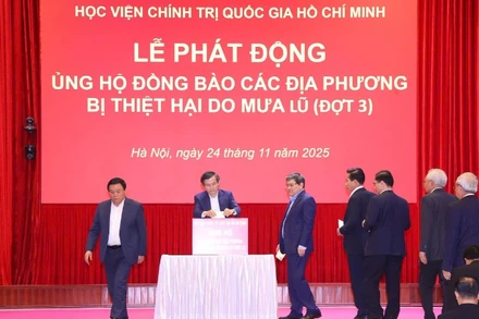 Học viện Chính trị quốc gia Hồ Chí Minh hỗ trợ đồng bào các địa phương bị thiệt hại do mưa lũ. 