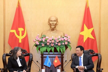 Đồng chí Nguyễn Xuân Thắng, Ủy viên Bộ Chính trị, Giám đốc Học viện Chính trị quốc gia Hồ Chí Minh, Chủ tịch Hội đồng Lý luận Trung ương, và bà June Kunugi, Giám đốc Quỹ Nhi đồng Liên hợp quốc khu vực Đông Á và Thái Bình Dương tại Việt Nam.