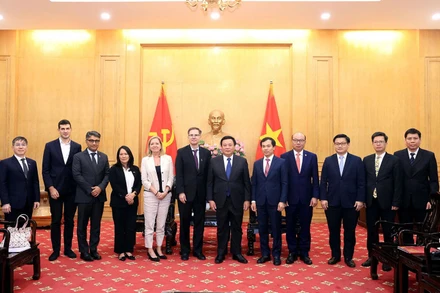 Các đại biểu chụp ảnh lưu niệm tại buổi tiếp và làm việc.