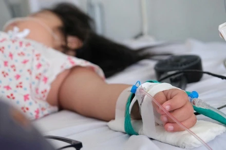 Một bệnh nhi bị sốt xuất huyết tại Cần Thơ.