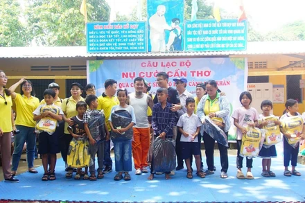 Câu lạc bộ "Nụ cười Cần Thơ" tổ chức một chương trình tặng quà cho các em nhỏ.