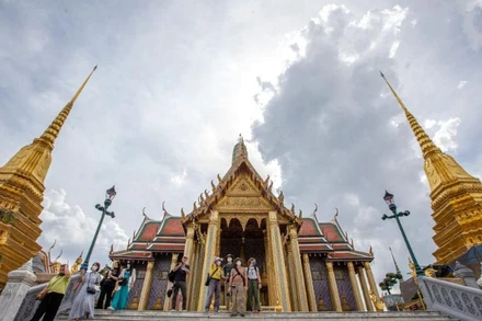Khách du lịch tham quan Hoàng cung ở thủ đô Bangkok, Thái Lan. (Ảnh: Tân Hoa Xã)