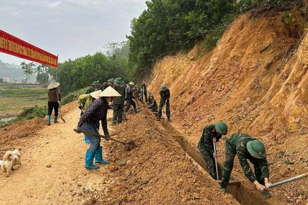 Lực lượng vũ trang Thái Nguyên giúp dân nạo vét kênh mương bị vùi lấp do sạt lở. (Ảnh: DUY ĐỨC)
