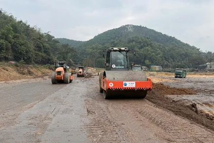 Thi công cao tốc Thái Nguyên-Chợ Mới, một đoạn trong tuyến cao tốc CT.07 từ Hà Nội đến Cao Bằng. (Ảnh: TUẤN SƠN)