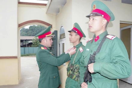 Kiểm tra trang phục giữ ấm cho chiến sĩ trước khi vào ca gác tại Tiểu đoàn 1, Trung đoàn 750. (Ảnh: DUY ĐỨC)