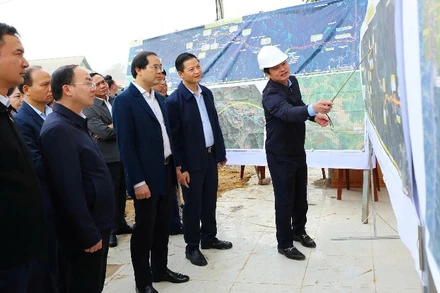 Lãnh đạo tỉnh Thái Nguyên kiểm tra các dự án đầu tư kết cấu hạ tầng ở khu vực phía bắc tỉnh. (Ảnh: QUÝ ĐÔN).