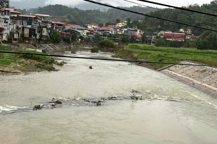 Sau mưa lũ to, hiện một phần đường công vụ cũ vẫn nổi lên, cắt ngang dòng sông Năng. (Ảnh: TUẤN SƠN)