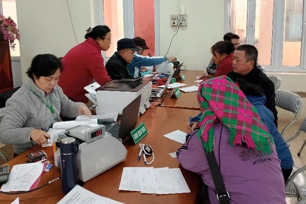 Hoạt động giao dịch của Phòng Giao dịch Bắc Kạn tại điểm giao dịch Xuất Hóa. (Ảnh: TUẤN SƠN)