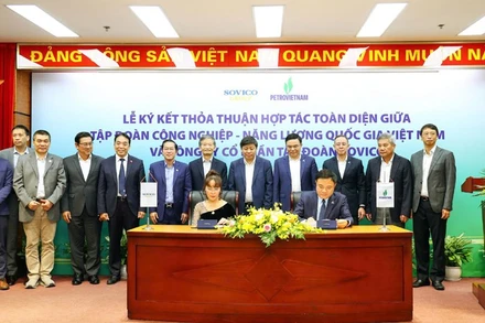 Tổng Giám đốc Petrovietnam Lê Ngọc Sơn và Chủ tịch Hội đồng quản trị Sovico Nguyễn Thị Phương Thảo ký kết thỏa thuận hợp tác toàn diện.