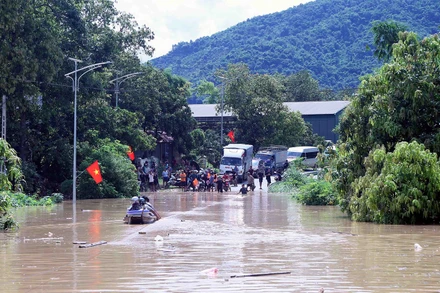 Ngày 1/8, mực nước sông Mã lên rất nhanh gây ngập lụt Quốc lộ 4G tại xã Mường Hung, tỉnh Sơn La, khiến giao thông chia cắt. (Ảnh: TTXVN)