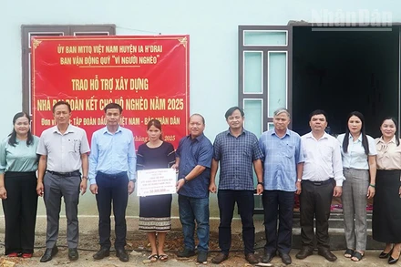 Trao nhà đại đoàn kết cho chị Ksor Biu.