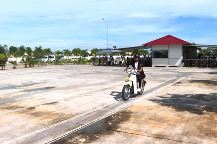 Người dân xã đảo Nhơn Châu tham gia kỳ thi sát hạch.