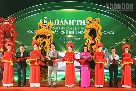 Các đại biểu cắt băng khánh thành Nhà máy chế biến nông sản và dược liệu Sao Mai