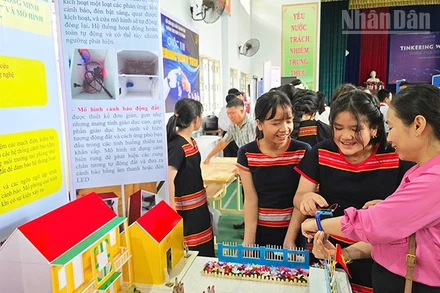 Đại biểu trải nghiệm các sản phẩm của học sinh Trường tiểu học-trung học cơ sở Đăk Dục.