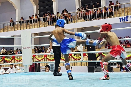 Một trận đấu hạng cân dưới 42kg nam, lứa tuổi 13-14.