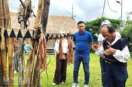Già làng Đinh Văn Hmưnh kể câu chuyện Lễ hội đâm trâu của người Ba Na cho du khách nghe.
