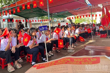 Học sinh xã đảo Nhơn Châu vui mừng đón năm học mới 2025-2026.