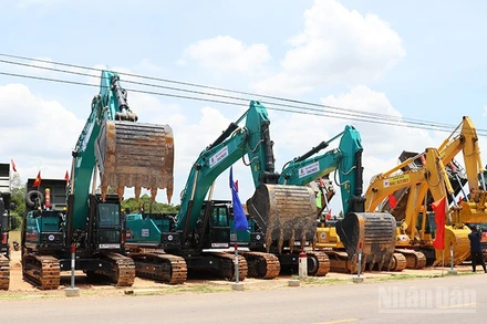 Máy móc, thiết bị đồng loạt ra quân, triển khai thi công dự án.