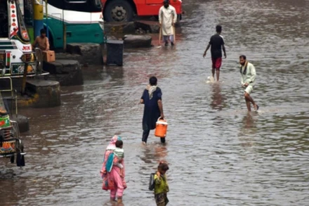 Người dân lội qua con phố bị ngập sau trận mưa lớn tại Lahore, Pakistan, ngày 9/7/2025. (Ảnh: Tân Hoa Xã)