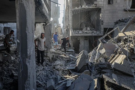 Tòa nhà bị phá hủy sau cuộc không kích của Israel tại Gaza. (Ảnh: THX/TTXVN)