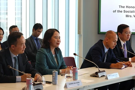 Phó Chủ tịch nước Võ Thị Ánh Xuân làm việc với Chủ tịch Lombardy Attilio Fontana. (Ảnh: TTXVN)