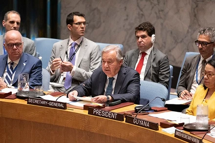 Tổng Thư ký Liên hợp quốc Antonio Guterres (giữa) phát biểu tại cuộc họp Hội đồng bảo an Liên hợp quốc ở New York, Mỹ, ngày 20/6/2025. (Ảnh: THX/TTXVN)