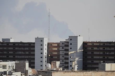 Khói bốc lên sau một vụ tấn công tại Tehran, Iran. (Ảnh: THX/TTXVN)