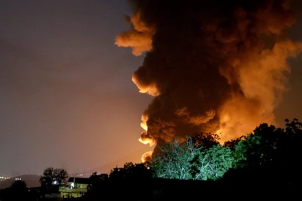 Khói bốc lên sau một vụ tấn công tại Tehran, Iran. (Ảnh: AA/TTXVN)