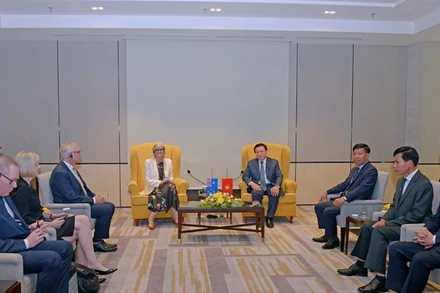 Đồng chí Nguyễn Xuân Thắng, Ủy viên Bộ Chính trị, Giám đốc Học viện Chính trị quốc gia Hồ Chí Minh, Chủ tịch Hội đồng Lý luận Trung ương tiếp bà Sam Mostyn, Toàn quyền Australia và Phu quân Simeon Beckett.