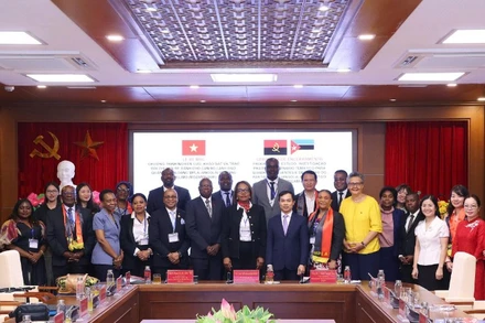 Cán bộ lãnh đạo, quản lý của Đảng MPLA và Đảng FRELIMO cùng cán bộ, giảng viên của Học viện Chính trị quốc gia Hồ Chí Minh tại Lễ bế giảng.