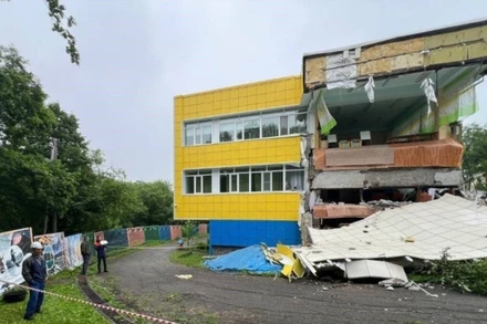 Một nhà trẻ bị hư hại sau trận động đất ở Petropavlovsk-Kamchatka, Nga, ngày 30/7/2025. (Ảnh: THX/TTXVN)