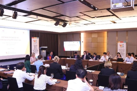 Toàn cảnh cuộc họp.