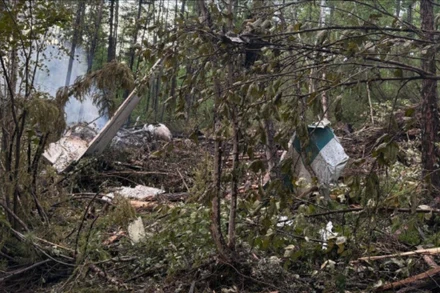 Hiện trường vụ rơi máy bay An-24 của hãng hàng không Angara Airlines ở tỉnh Amur, Nga, ngày 24/7/2025. (Ảnh: THX/TTXVN)