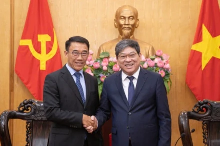 Đồng chí Bounleua Phandanouvong, quyền Trưởng ban Đối ngoại Trung ương Đảng Nhân dân Cách mạng Lào và đồng chí Nguyễn Duy Bắc, Phó Giám đốc Thường trực Học viện Chính trị quốc gia Hồ Chí Minh. 