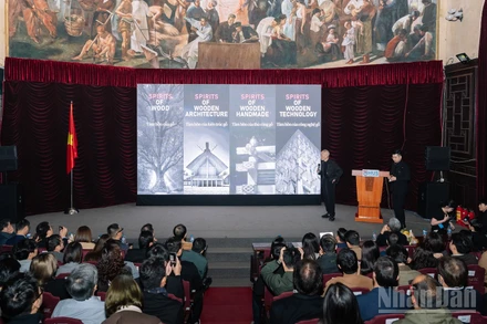 Chương trình diễn ra tại hội trường Ngụy Như Kon Tum, Đại học Quốc gia Hà Nội - một trong những di sản kiến trúc tiêu biểu của Thủ đô.