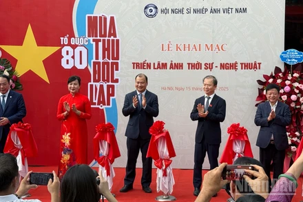 Các đại biểu thực hiện nghi thức cắt băng khai mạc Triển lãm "Tổ quốc - 80 mùa thu Độc lập".