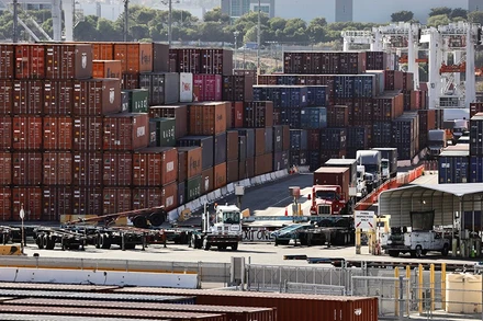 Quang cảnh cảng hàng hóa tại Los Angeles, California, Mỹ. (Ảnh: THX/TTXVN)