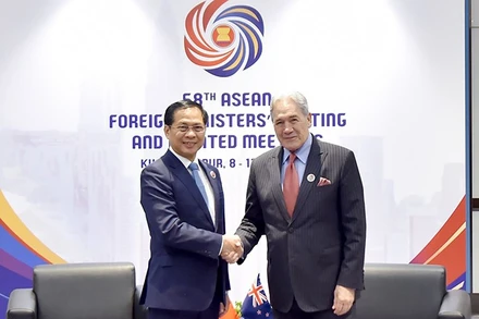 Phó Thủ tướng, Bộ trưởng Ngoại giao Bùi Thanh Sơn gặp Bộ trưởng Ngoại giao New Zealand Winston Peters. (Ảnh: Bộ Ngoại giao Việt Nam)