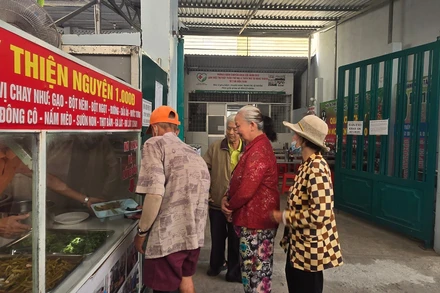 Người có hoàn cảnh khó khăn nhận phần cơm tại quán.