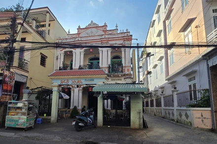 Một nếp nhà cổ xen lẫn các căn nhà mới khang trang.