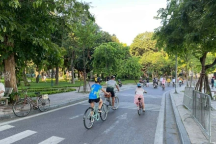 Người dân thủ đô Hà Nội đạp xe hưởng ứng tuần lễ "Ta đi xe đạp" lần thứ 7.