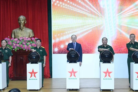 Các đại biểu ấn nút khai trương Báo Quân đội nhân dân tiếng Nga. (Ảnh: Báo Quân đội nhân dân)